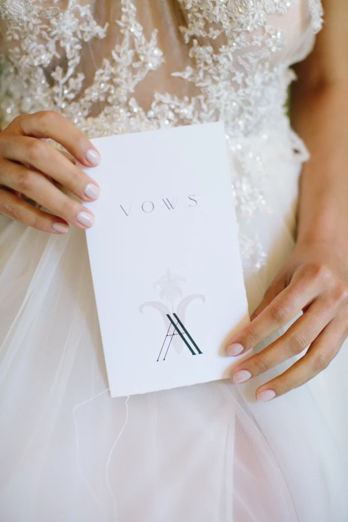 Hochzeits-Vows Booklet mit Orchideenmotiv im historischen Ambiente der Abbaye de Fontaine-Guérard in der Normandie, minimalistisches Design in Weiß und Seide