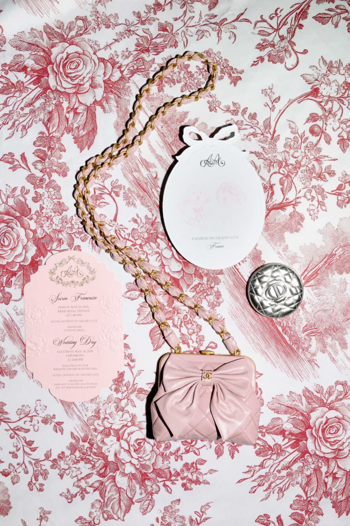 Luxuriöse Hochzeitspapeterie im Chateau du Grand Lucé in Frankreich, inspiriert von Dior und Marie Antoinette mit Pfingstrosen, Goldprägung und handgefertigten Mustern